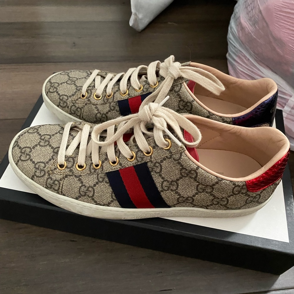 WOMENS SIZE 37.5 GUCCI TENNIS SHOES / Sneakers
